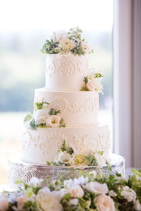 Ideas de tartas para boda | MVESblog Traditional Wedding Cakes, Traditional Wedding Cake, Floral Wedding Cakes, Wedding Cake Flavors, Gorgeous Wedding Cake, White Wedding Cakes, Simple Wedding Cake, Modern Wedding Cake, Cool Wedding Cakes