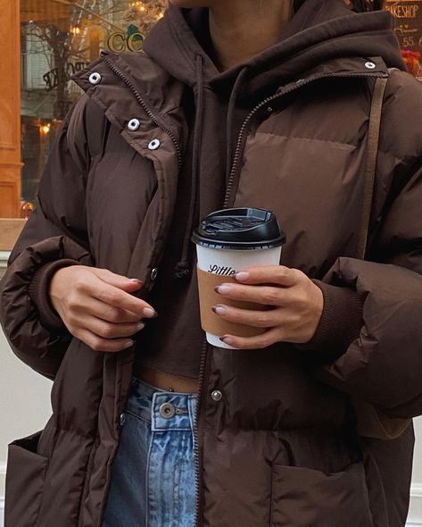 Brown Puffer Jacket Outfit, Brown Puffer Jacket, Puffer Jacket Style, Puffer Jacket Outfit, Brown Puffer, Fashion Trends Winter, Classy Casual Outfits, Fall Fits, Winter Fits