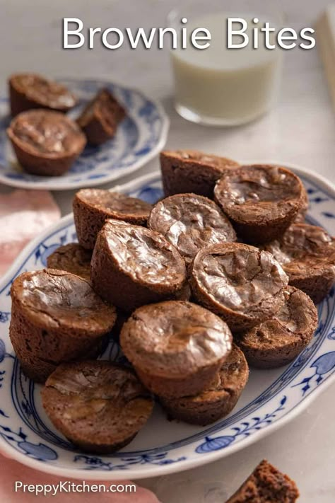 Moist, fudgy, and filled with chocolate flavors, this Brownie Bites recipe is the perfect individual treat! These mini brownie bites are great for those who love the crispy edge brownie pieces but also want that gooey soft center. Perfect for a party or whenever you’re craving just a bite of brownies. Brookie Recipe, Mini Brownie Bites, Brownie Bites Recipe, Savory Dessert, Brownies Recipe Homemade, Mini Brownies, Brownie Cups, Preppy Kitchen, Muffin Tin Recipes