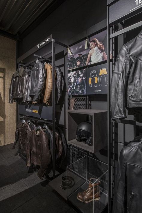 Boutique Clothing Store Design, Clothing Store Displays, Retail Store Interior Design, Clothing Store Interior, Clothing Store Design, Vintage Industrial Design, Store Design Boutique, Showroom Display, Motorcycle Shop