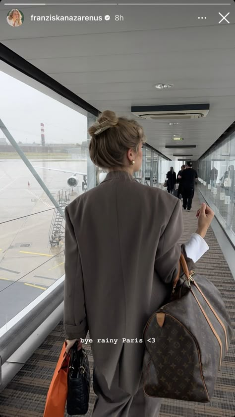 Airport Bag Aesthetic, Paris Airport Outfit, Bun With Claw Clip, Istp Vibes, Streetwear Outfits Aesthetic, Paris Trip Outfits, Travel Instagram Ideas, Airport Aesthetic, Airport Look