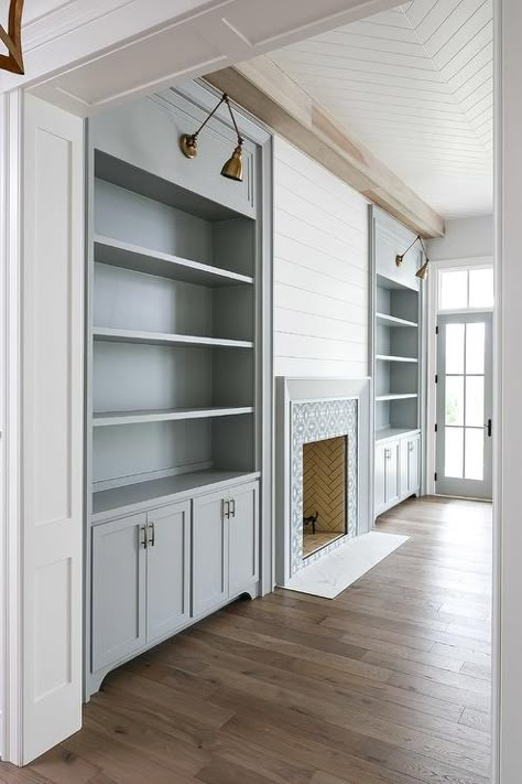 Built In Bookshelves, Built In Around Fireplace, Fireplace Feature Wall, Built In Shelves Living Room, Remodel Basement, Living Room Built Ins, Shiplap Fireplace, Fireplace Built Ins, Farmhouse Fireplace