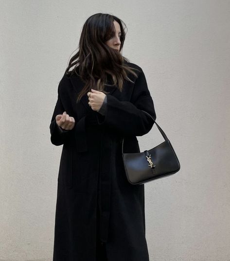 Saint Laurent Bag Outfit, French Winter Style, Ysl Hobo, Ysl Bag Outfit, Classic Designer Bags, Ysl Outfit, Street Style Handbags, Outfit Minimalist, Lux Fashion