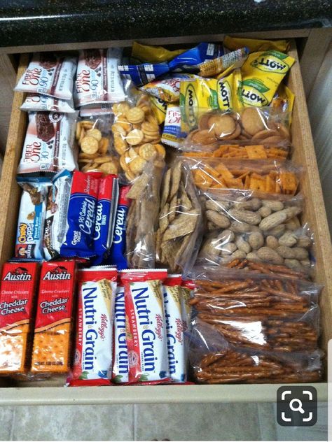 Snacks For Packed Lunch, Snacks To Keep At Work Desks, Healthy Snack Drawer Work, Healthy Snacks Organization, Snacks For Snack Drawer, Snack Packing Ideas, Work Desk Snack Drawer, Snack Ideas For Pantry, Easy Non Perishable Snacks