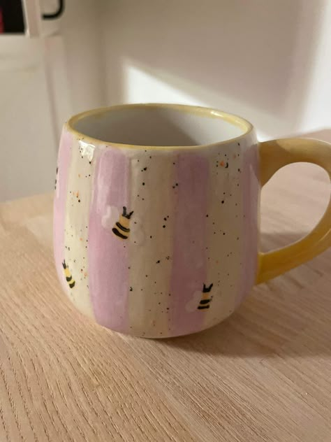 Pottery Cup Painting Ideas, Aesthetic Pottery Ideas, Ceramic Cup Painting Ideas, Color Me Mine Ideas Inspiration, Pottery Painting Ideas Aesthetic, Coffee Mugs Aesthetic, Crock A Doodle, Mug Aesthetic, Clay Cafe