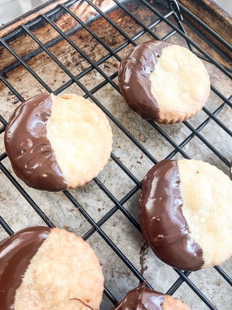 Ina Garten's Shortbread Cookies Are Buttery Perfection Ina Garten Shortbread Cookie Recipe, Ina Garten Chocolate Chip Cookies, Ina Garten Shortbread Cookies, Pecan Sandies Cookies, Chocolate Dipped Shortbread, Vegetable Quiche Recipes, Shortbread Recipe Easy, Garden Cookies, Pecan Sandies