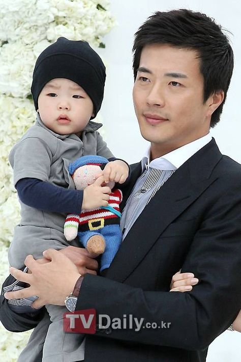 Kwon Sang Woo! Like father like son! love their eyes! The Return Of Superman, Kwon Sang Woo, Return Of Superman, Lee Min Ho Songs, Young Wedding, Song Seung Heon, Jung So Min, Korean Babies, Chubby Cheeks