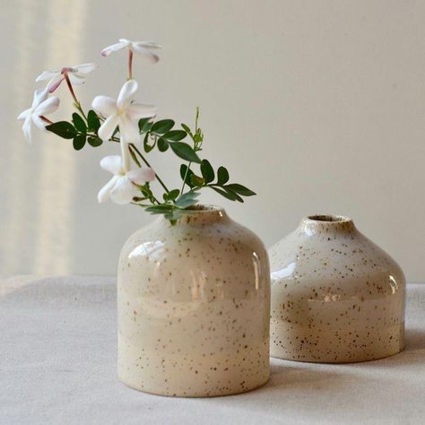 Natural Pottery Ideas, Vases Ceramic Pottery, Pottery Vase Shapes, Handmade Pottery Vase, Handmade Pottery Vases, Speckled Clay Pottery, Pottery Vase Designs, Neutral Ceramics, Speckled Ceramics