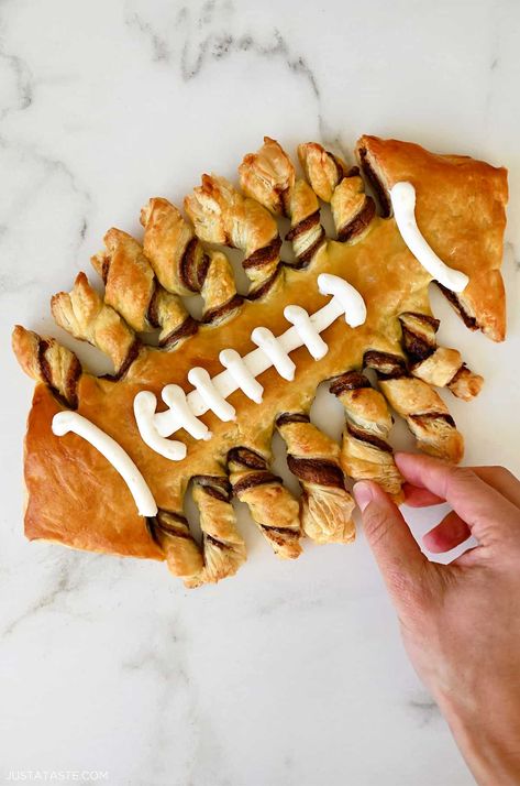 Get ready to elevate your game day spread with a show-stopping treat that's as delicious as it is Instagram-worthy – the Puff Pastry Football! All you need is four simple ingredients for this buttery puff pastry dessert filled with creamy Nutella. Puff Pastry Pumpkin, Lemon Posset Recipe, Football Desserts, Puff Pastry Dessert, Nutella Puff Pastry, Puff Pastry Recipes Dessert, Puff Pastry Twists, Crescent Bake, Football Party Foods