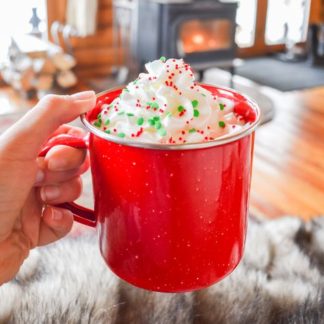 Santa’s Christmas Coffee | 4 Ingredient Homemade Recipe Drinks Nonalcoholic Easy, Holiday Coffee Drinks, Christmas Drinks Nonalcoholic, Grinch Coffee, Christmas Morning Recipes, Coffee Beverages, Dessert Pizza, Spiced Coffee, Coffee Recipe