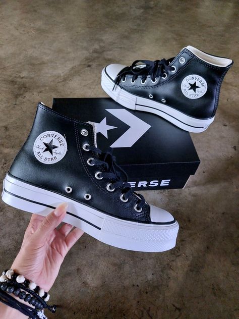 Chuck Taylor All Star en Plataforma de Piel Zapatillas All Star, Tenis Converse, Cute Converse, All Star Converse, Trendy Shoes Sneakers, Dr Shoes, Nike Shoes Girls, All Stars Converse, Shoes Too Big