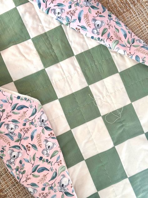 After publishing my throw size Checkered Squares quilt tutorial , I had so many requests for a baby size version that I just had to write another tutorial! Checkered Quilt, 16 Patch Quilt, Squares Quilt, Irish Chain Quilt, 9 Patch Quilt, Color Checker, Baby Quilt Pattern, Quilt Sewing Patterns, Quilt Tutorial