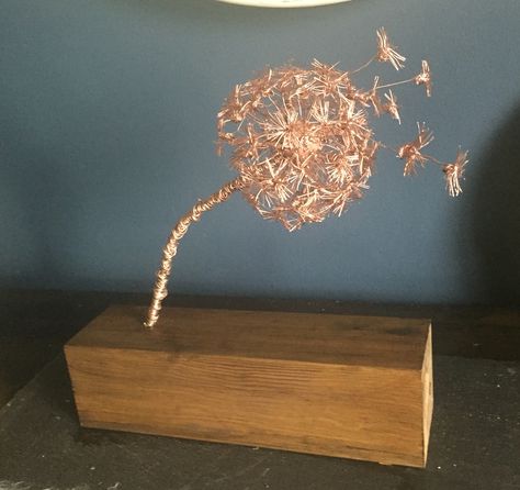 Copper Wire Art Ideas, Wire Yard Art, Wire Dandelion, Wire Art Ideas, Dandelion Sculpture, Copper Garden Art, Drátěná Socha, Sculptures Sur Fil, Copper Wire Crafts