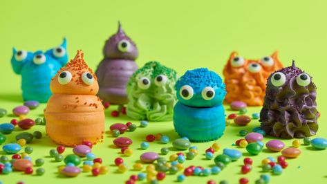 Transform simple, colored meringues into a family of monsters. Just use your imagination and some edible eyes! Monster Meringues, Colored Meringues, Halloween Munchies, Meringues Recipe, Halloween Candy Recipes, Peanut Butter Popcorn, Edible Eyes, Powdered Food Coloring, Leftover Candy