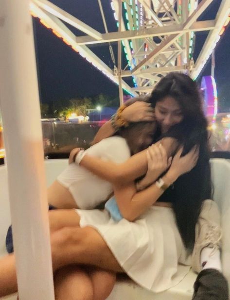 Rollercoaster Pictures Friends, Friend Fair Pictures, Ferris Wheel Photo Ideas, Fair Best Friend Pictures, Fair Photos With Friends, Ferris Wheel Photos, Fair Friend Pictures, Best Friend Carnival Pictures, Carnival Friends Aesthetic