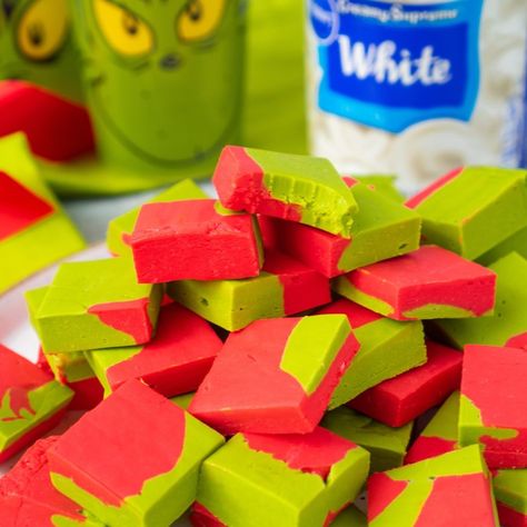 Grinch Fudge Easy, Grinch Fudge Recipe, Boudin Dip, Grinch Fudge, Frosting Fudge, Snacks Christmas, Freezer Fudge, Rotten Teeth, Holiday Fudge