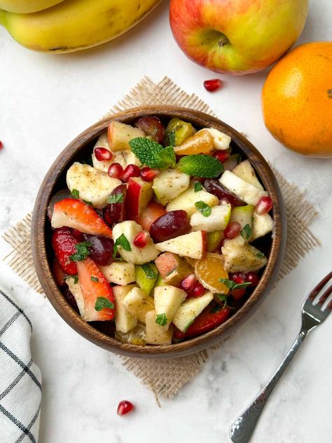 fruit chaat served in a wooden bowl with fruits in the side Indian Fruit Salad, Indian Fruit Salad Recipe, Indian Fruits, Chaat Indian, Fruit Chaat Recipe, Salad Indian, Fruit Chaat, Fruit Salad Recipe, Canned Fruits