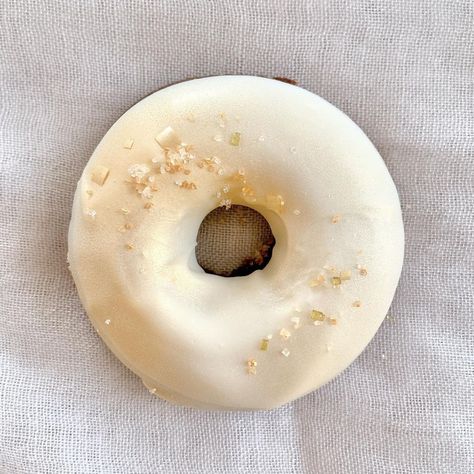 MINDBODY& rosé on Instagram: “White & gold, always a favorite. Glistening gold on a white chocolate glazed donut 🍩 Swipe for the #topnine2020! And take a trip down…” White Donut Icing, White Chocolate Donut, White Chocolate Donut Glaze, Glazed Donut Photography, Donut Business, Glazed Donut Krispy Kreme, Chocolate Glazed Donut, Chocolate Doughnuts, Vegetables Photography