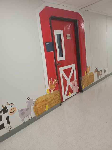 Class Door Ideas, Farm Classroom Theme, Farm Classroom, Door Classroom, Farm Door, Reading Week, Class Door, School Door Decorations, Classroom Doors