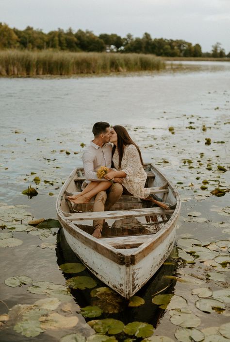 Canoe Pictures Photo Ideas, Couples Row Boat Photoshoot, Rowboat Couple Photoshoot, Small Boat Engagement Photos, Lake Mini Session Ideas, Canoe Couple Photos, Row Boat Couple Photos, Kayak Engagement Photos, Couples Boat Pictures