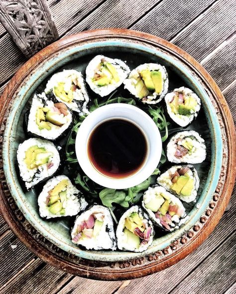 Sushi With Shrimp, Low Carb Shrimp, Sushi Roller, Low Carb Sushi, Avocado Sushi, Shrimp And Avocado, Making Sushi, How To Make Sushi, Best Sushi