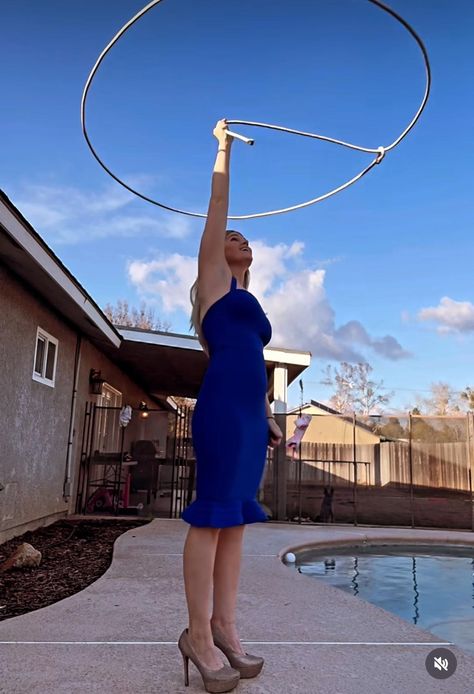 As if trick roping weren't hard enough, this cowgirl does it in heels. 😲👠 We're pretty freaking impressed. 

Happy Tuesday, Horse Nation. Go riding! Trick Roping, Horse Videos, Sport Horse, Happy Tuesday, Horses, Heels