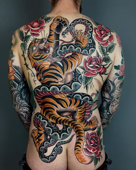 Huge traditional tiger 🐯 and snake 🐍 fight back piece tattoo by Clemens Hahn (@clemens_hahn) from Mannheim, Germany. Check out our Instagram channel 🔥 @styng.tattoo 🔥 for your daily dose tattoo designs, tattoo models and inspiration! Back Piece Tattoo Women, Tiger Back Piece Tattoo, Traditional Tattoo Back, Traditional Tattoo Back Piece, Tattoo Back Piece, Traditional Tattoo Animals, Traditional Back Tattoo, Japanese Back Tattoo, Backpiece Tattoo