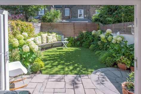 How to Plan Your Garden Design Around Your Seating | Houzz UK Small Back Gardens, Garden Ideas Uk, Garden Design London, Small Urban Garden, Small City Garden, Urban Garden Design, Small Garden Landscape, Back Garden Design, London Garden