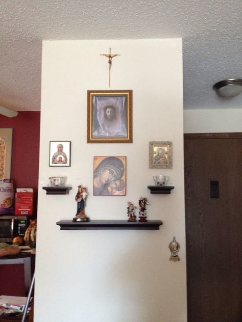 Altar en casa Hanging Altar At Home, Altar Design Home, Wall Altar, Home Altar Catholic, Homestead Decor, Family Altar, Catholic Altar, Altar Design, Church Furniture