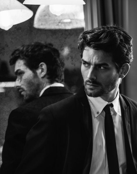 Dit is Warner, hij was geobsedeerd en verliefd op Juliette. Hij wou heel graag dat Juliette zich bij hem aansluit. Michiel Van Wyngaarden, Men In Suits, Portrait Photography Men, Pose Fotografi, Men Photoshoot, Man Photography, Men Photography, Male Photography, Foto Poses