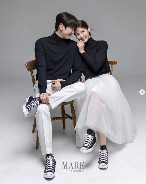 Sweet Korean Couple, Korean Valentines, Korean Engagement Photos, Couple Outfits Korean, Couples Photoshoot Romantic, Prewedding Photography Casual, Korean Prewedding Photography, Couple Aesthetic Outfits, Korean Couple Outfits