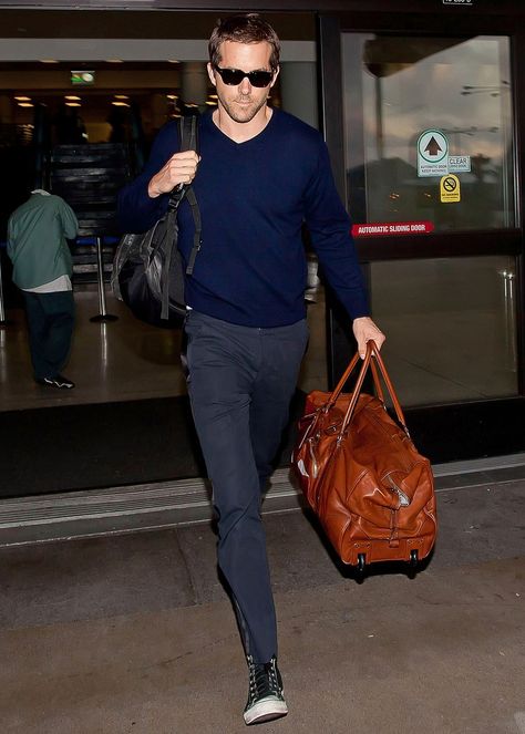 Airport Outfit Men, Ryan Reynolds Style, Cashmere Sweater Outfit, Office Boss, Fashion Style Summer, Travel Outfit Plane, Most Stylish Men, Travel Outfit Summer, Ryan Reynolds