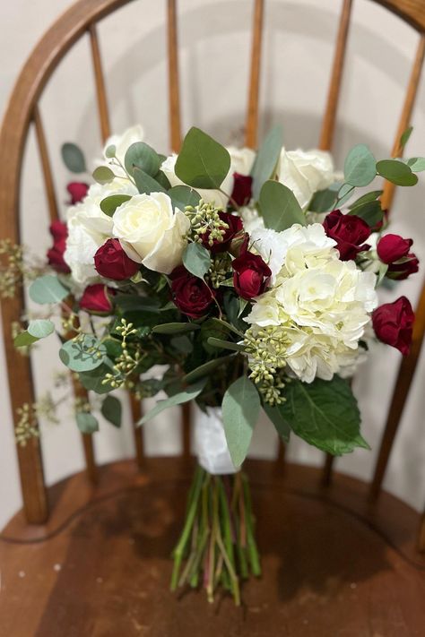 Burgundy And White Bouquet Wedding, Red White And Green Wedding Bouquet, Red And White Flower Bouquets Prom, Bridal Bouquet Red And White, Red White Wedding Bouquet, Red Hydrangea Bouquet, Prom Bouquet Ideas White, Simple Wedding Bouquets Bride, White And Burgundy Bouquet