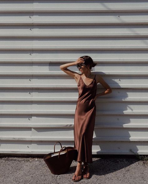 11 Pretty Dress-and-Sandal Outfits to Copy From Our Readers Brown Slip Dress Outfit, Brown Slip Dress, 90s Slip Dress, Slip Dress Outfit, Silk Satin Dress, Bridesmaid Dress Styles, Black Dress Outfits, Brown Outfit, Camisole Dress