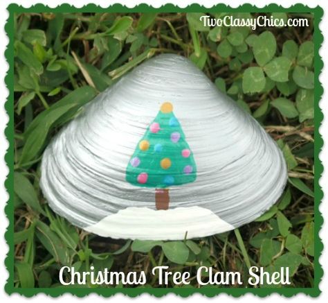 Seashell Christmas Ornaments, Yellow Crafts, Arte Aesthetic, December Crafts, Diy Xmas Gifts, Handmade Christmas Crafts, Shell Crafts Diy, Beautiful Peacock, Christmas Tree Painting