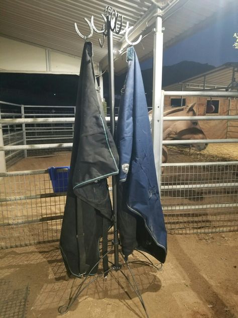 A coat rack for horse blankets to dry....great customer idea. Horses Shoes Ideas, Diy Horse Blanket Rack, Wash Rack For Horses, Horse Diy Projects, Horse Blanket Storage, Small Tack Room Organization, Horse Wash Rack, Horse Barn Organization, Small Tack Room Ideas