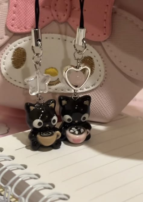 Cute Clay Trinkets, Choco Cat, Toro Inoue Phone Charm, Clay Charms Sanrio, Cat Keychain Diy, Clay Cat Keychain, Polymer Clay Cat Charm, Cat Clay Charm, Black Cat Keychain