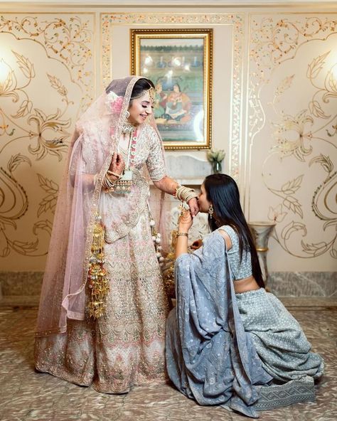 Wedding Poses For Bride And Sister, Pose With Bride Sister, Mehndi Poses For Bride With Sister, Bride And Sister Poses, Bride And Sister Pictures Indian, Bestie Marriage, Sis Poses, Nikah Photoshoot, Haldi Pictures