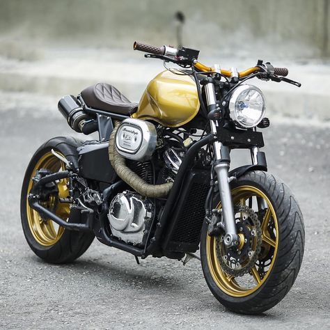 Honda Shadow 600 Honda Shadow 600, Cafe Racer Moto, Bobber Custom, Motos Honda, Cafe Racing, Futuristic Motorcycle, Custom Cafe Racer, Scrambler Motorcycle, Cafe Racer Bikes