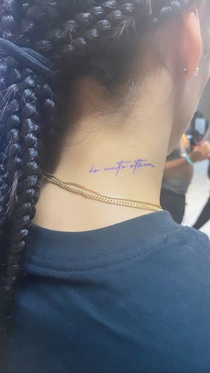 Women Word Neck Tattoo, Neck Quotes, Dainty Word Neck Tattoos, Neck Tattoos Words, Writing On Neck Tattoo, Horizontal Neck Tattoos Women, Small Word Neck Tattoos For Women, Horizontal Neck Tattoo, Word Tattoo On Neck For Women