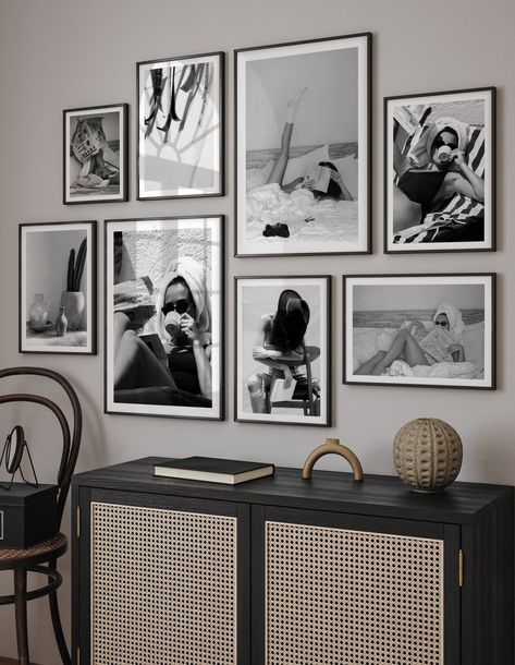 Home Decor Ideas Frames, House Wall Decoration, Wall Of Frames Bedroom, How To Place Pictures On Wall Ideas, Home Decor Photo Frames, Small Office Aesthetic Ideas, Black And White Wall Frames, Frames In Bedroom Wall Decor, Photograph Decoration Ideas