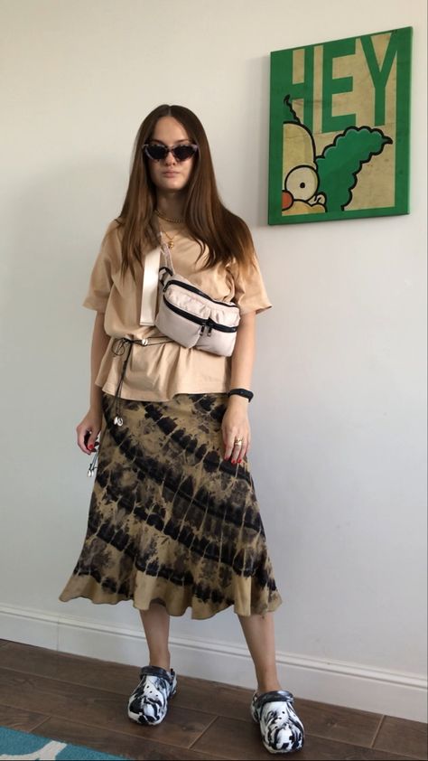 Leopard glasses, beige t-shirt, crossbody bag, printed midi skirt, marble Crocs #summerstyle #style #stylish #styleblogger #streetstyle #fashion #ootd #ootdfashion #lookoftheday #outfits #outfitideas Crocs Streetstyle, Marble Crocs, Leopard Glasses, Crocs Outfit, Beige T Shirt, Streetstyle Fashion, Printed Midi Skirt, Midi Skirt, Crossbody Bag