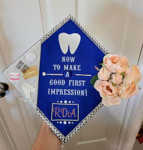 Dentistry Graduation Cap, Rda Graduation Cap, Dental Hygienist Graduation Cap, Dental Grad Cap, Dental Assistant Photoshoot Ideas, Dentist Graduation Cap, Dental Assistant Graduation Pictures, Dental Assistant Graduation Cap, Dental Graduation Cap