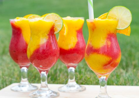 With swirls of red and yellow, this mouthwatering Stawberry Mango Daiquiri Recipe screams summer! And it uses just five ingredients! Mango Daiquiri Recipe, Mango Daiquiri, Daiquiri Recipe, Strawberry Cocktails, Daiquiri Cocktail, Frozen Strawberry, Cocktail Drinks Alcoholic, Mango Juice, Rum Drinks