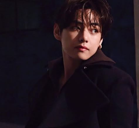 Bts V Gif, Love Betrayal, Taehyung Gifs, Gif Kpop, Taehyung Gif, V Gif, Famous Pictures, Boy With Luv, Esquire Magazine