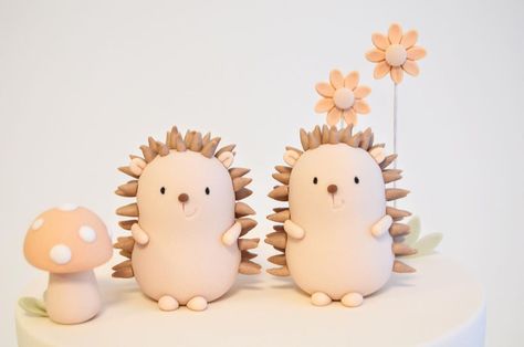 Amor à Colher | Cake Design (@amor.a.colher) posted on Instagram • Feb 11, 2022 at 1:38pm UTC Heghog Cake, Hedgehog Cake Ideas, Hedgehog Cakes Ideas, Hedgehog Cake Topper, Squirrel Wedding Cake Topper, Hedgehog Cake, Woodland Cake, Gum Paste, Fondant