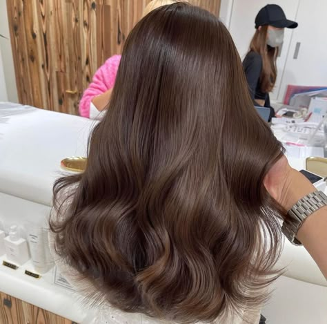 Korean Brown Balayage, Chocolate Brown Hair No Red Tones, Macchiato Brown Hair Color, One Colour Brown Hair, Mud Brown Hair, Neutral Toned Brown Hair, Buttery Haircut, Macchiato Brown Hair, Chocolate Milk Hair Color