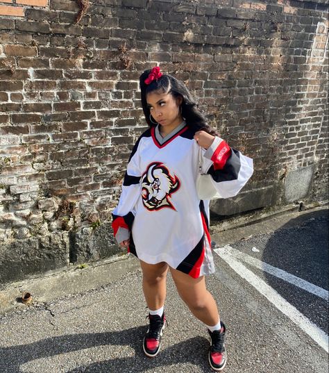 Big Jersey Outfit 90s, Hockey Jersey Outfit Woman 90s, 90s Jersey Outfit, Jersey Dress Outfit Black Women, Jersey With Hoodie Outfit, Freaknik Jersey Outfit, Hockey Jersey Outfit Black Woman, 90s Jersey Outfit Black Women, Oversized Jersey Outfit Black Women