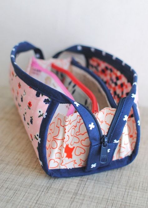 Pattern Review :: Sew Together Bag — Clover & Violet Sew Together Bag, Sac Diy, Sewing Purses, Sewing Design, Gear Bag, Patchwork Bags, Zippered Pouch, Craft Bags, Bag Patterns To Sew