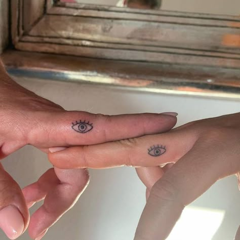 Minimalist Eye Tattoo, Matching Tattoos Love, Minimalist Matching Tattoos, Tattoo For Best Friends, Matching Tattoos Best Friends, Friends Matching Tattoos, Evil Eye Tattoo Ideas, Anatomy Eyes, Tattoos Best Friends